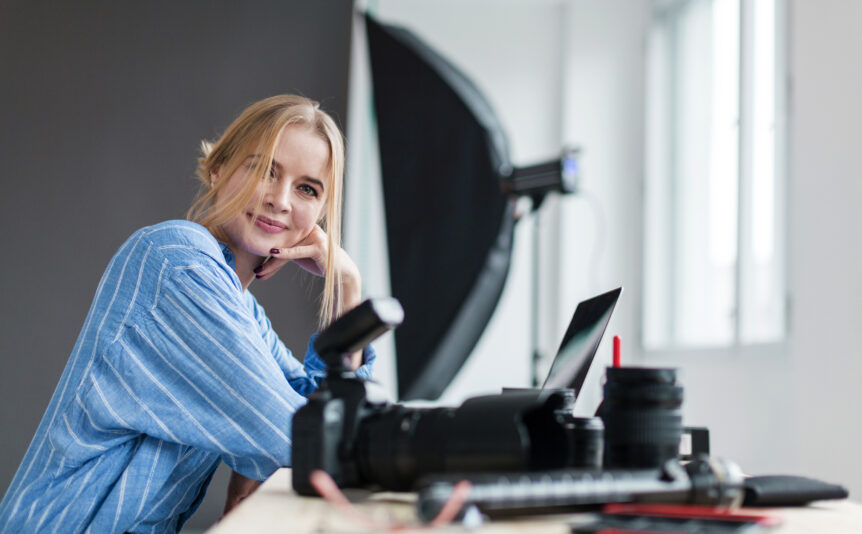 Fotografa professionale alle prese con le nuove sfide dell'Intelligenza Artificiale nel suo studio fotografico.